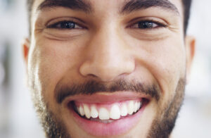sourire homme clinique dentaire