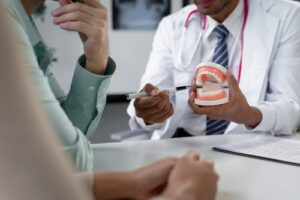 dentiste qui démontre l'importance de la santé bucco-dentaire
