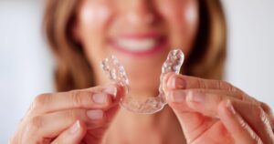 femme ayant un appareil pour contrer le bruxisme et le grincement des dents